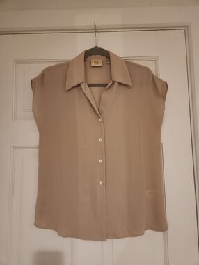 Elie Tahari Light Beige button short sleeve shirt